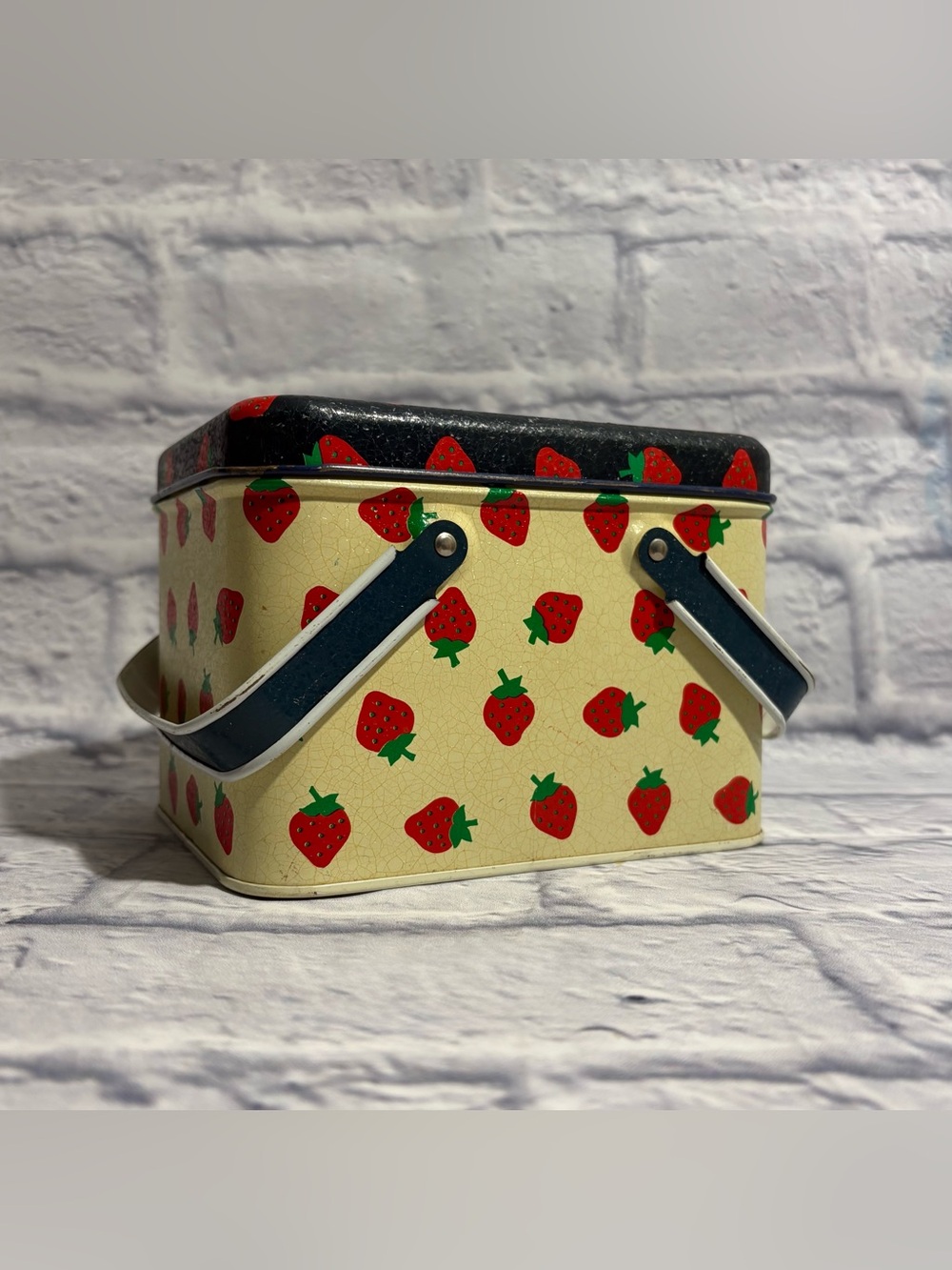 Vintage 80’s Potpourri Press strawberry print tin w lid + handles